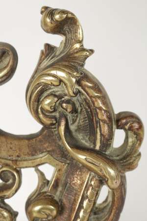 Important miroir à poser en bronze patiné du 19ème siècle, miroir biseauté au mercure, h: 60cm, l: 37cm, p: 4cm.