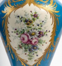 Paire de vases à scène galantes et fleurs , fin XIXème.