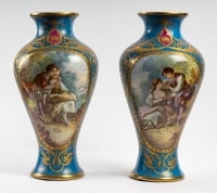 Paire de vases à scène galantes et fleurs , fin XIXème.