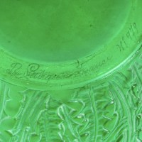 Vase &quot;Domrémy&quot; verre vert émeraude patiné blanc de René LALIQUE