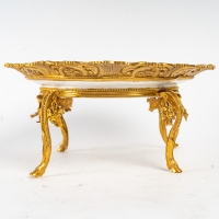 Coupe en porcelaine de Sèvres XVIIIe ornée d&#039;un décor de putti XIXe, monture en bronze à patine dorée XIXe siècle.