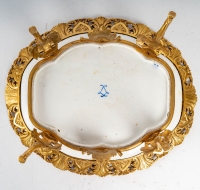 Coupe en porcelaine de Sèvres XVIIIe ornée d&#039;un décor de putti XIXe, monture en bronze à patine dorée XIXe siècle.