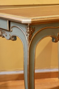 Table à jeux en bois peint de style Louis XV