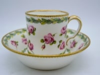 Tasse  à Décor De Roses En Porcelaine De Sèvres Vers 1760