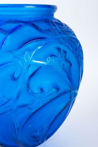Vase « Sauterelles » verre bleu électrique de René LALIQUE