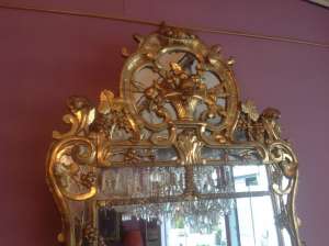 Miroir d&#039;époque Louis XV en Bois doré à décors de grappes de raisins et grenades