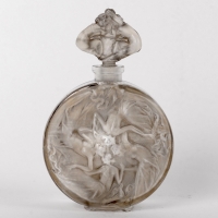 Flacon « Rosace Figurines » verre blanc patiné gris de René LALIQUE