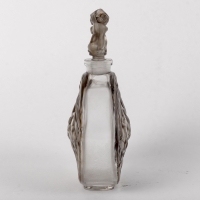 Flacon « Rosace Figurines » verre blanc patiné gris de René LALIQUE