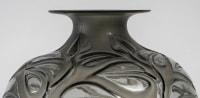 Vase « Sophora » verre gris patiné blanc à l&#039;acide de René LALIQUE