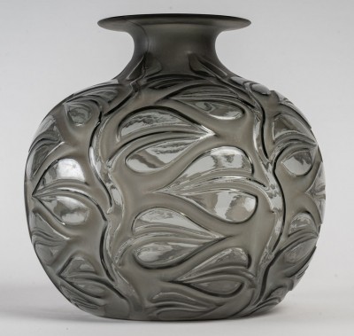 Vase « Sophora » verre gris patiné blanc à l&#039;acide de René LALIQUE||||||||