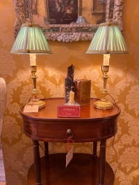 Paire de bougeoirs de style Louis XVI montée en lampes en bronze finement ciselé vers 1820