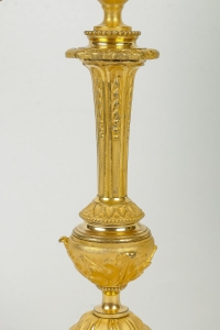 Paire de bougeoirs de style Louis XVI montée en lampes en bronze finement ciselé vers 1820