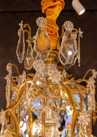 Lustre de style Louis XV en bronze doré et décor de cristal taillé signé Baccarat vers 1880