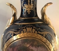 Paire de vases en porcelaine bleu de Sèvres et dorure, anses en porcelaine.  Réf: 320.