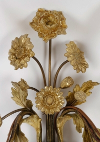 Paire d’appliques aux fleurs à deux lumières en bronze doré vers 1920