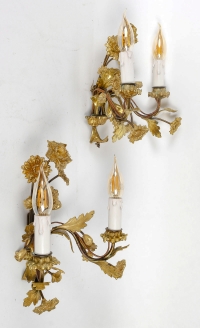Paire d’appliques aux fleurs à deux lumières en bronze doré vers 1920