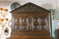 Important meuble du 17ème siècle, provenance supposée d&#039;Italie du nord, grande décoration, en noyer sculpté sur toutes les faces.