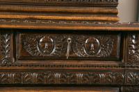 Important meuble du 17ème siècle, provenance supposée d&#039;Italie du nord, grande décoration, en noyer sculpté sur toutes les faces.