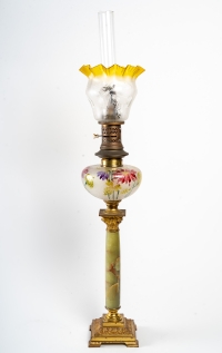 Une lampe à pétrole en onyx et bronze doré fin XIXème siècle
