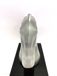 Mascotte Serre-Livres « Longchamp B » verre blanc socle sur base verre opalin noir de René LALIQUE