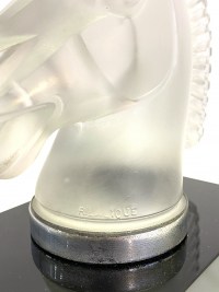 Mascotte Serre-Livres « Longchamp B » verre blanc socle sur base verre opalin noir de René LALIQUE