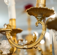 Un lustre en bronze doré à douze bras de lumières fin XIXème siècle