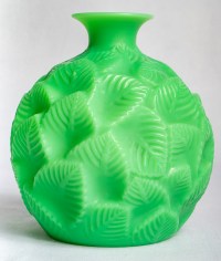 Vase &quot;Ormeaux&quot; verre vert jade de René LALIQUE