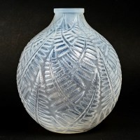 Vase &quot;Espalion&quot; verre opalescent double-couche patiné gris de René LALIQUE