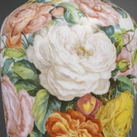 Spectaculaire vase en opaline orné d&#039;un perroquet dans un décor floral et rehaussé d&#039;or, époque Napoléon III, XIXe siècle