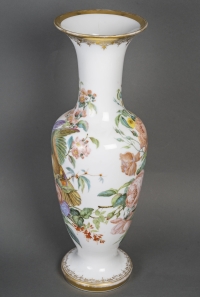 Spectaculaire vase en opaline orné d&#039;un perroquet dans un décor floral et rehaussé d&#039;or, époque Napoléon III, XIXe siècle