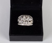 Bague jonc en platine habillée de 3 diamants (1,89 cts) et de 14 diamants baguette 1950