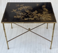 1950′ Table Maison Baguès Ou Maison Jansen Décor Bambou en Bronze Doré Avec Plateau Laque de Chine Aux Oiseaux Et Fleurs
