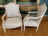 Paire de grands fauteuils de style Louis XVI.