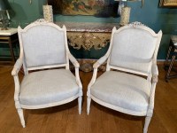 Paire de grands fauteuils de style Louis XVI.
