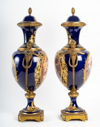 Paire de vases couverts en porcelaine de Sèvres , XIXème siècle