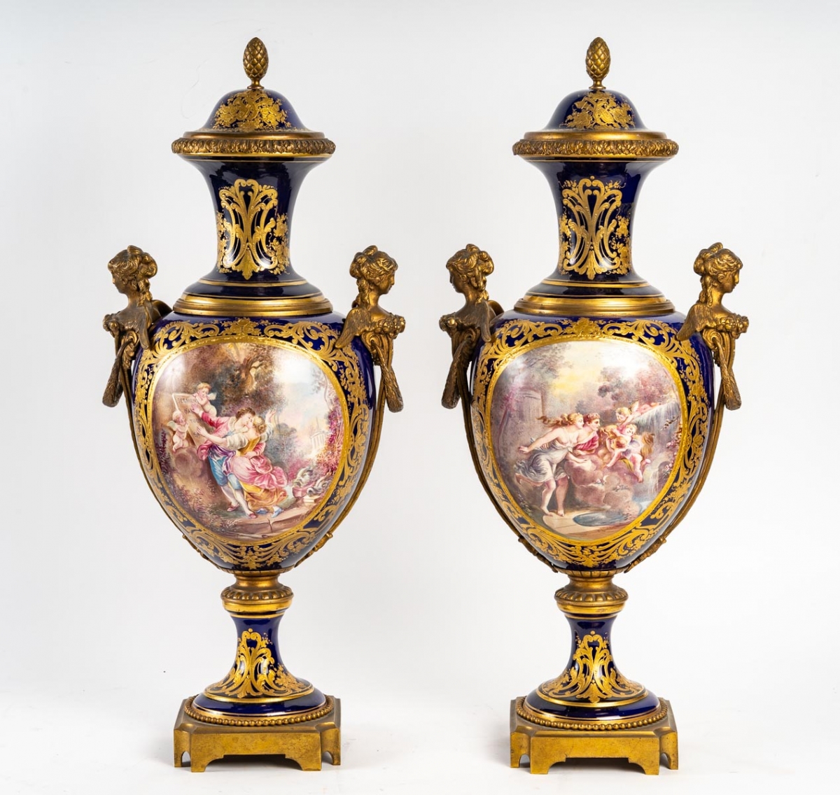 Paire de vases couverts en porcelaine de Sèvres , XIXème siècle||||||||||||