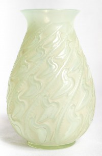 Vase &quot;Canard&quot; verre vert peppermint émaillé beige d&#039;origine de René LALIQUE