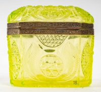 Rare coffre de bohème en opaline jaune (1840-1860)