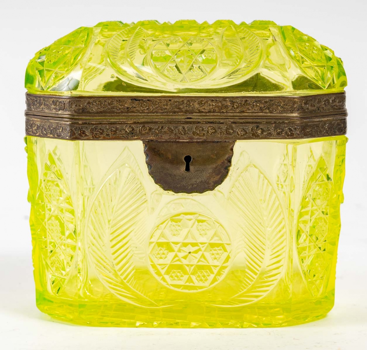 Rare coffre de bohème en opaline jaune (1840-1860)|||||||||