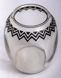 Vase &quot;Koudour&quot; verre blanc émaillé noir d&#039;origine de René LALIQUE