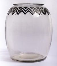 Vase &quot;Koudour&quot; verre blanc émaillé noir d&#039;origine de René LALIQUE
