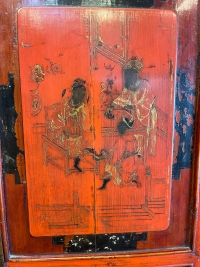 Armoire chinoise antique présentant des scènes de vie polychromes