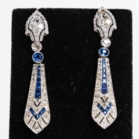 Paires de pendants d&#039;oreille Art-deco en platine serties de diamants et de saphirs calibrés
