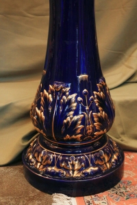 Une paire de grands vases en porcelaine bleu avec leurs colonnes et abat-jour fin XIXème siècle