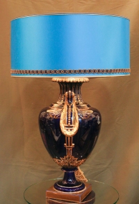Une paire de grands vases en porcelaine bleu avec leurs colonnes et abat-jour fin XIXème siècle