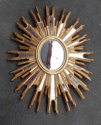 1970&#039; Miroir Soleil Ovale Convexe, Résine Dorée 85 x 67 cm