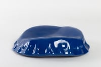 Vide-poches formant capsule en porcelaine bleu-roi émaillée
