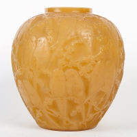 Vase &quot;Perruches&quot; verre butterscotch de René LALIQUE
