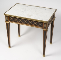 Une table basse de style Louis XVI, XXI siècle