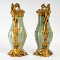 Paire d&#039;aiguières modèle Sormani, porcelaine de Céladon, XIXème siècle